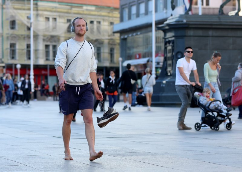 Skinuo tenisice i bosonog prošetao Trgom bana Jelačića