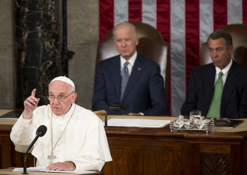 Papa Franjo smijenio konzervativnog američkog biskupa Josepha E. Stricklanda