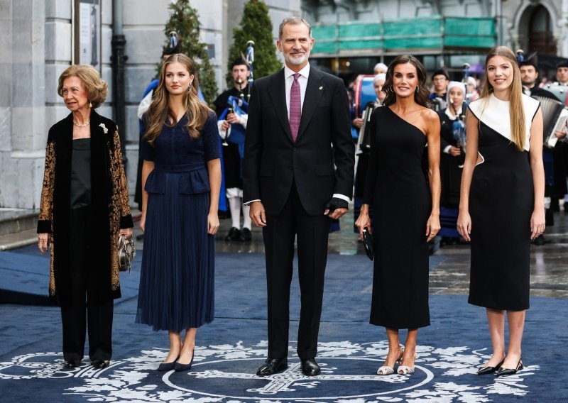 Teško je reći tko ima bolju haljinu - kraljica Letizia ili njezine kćeri