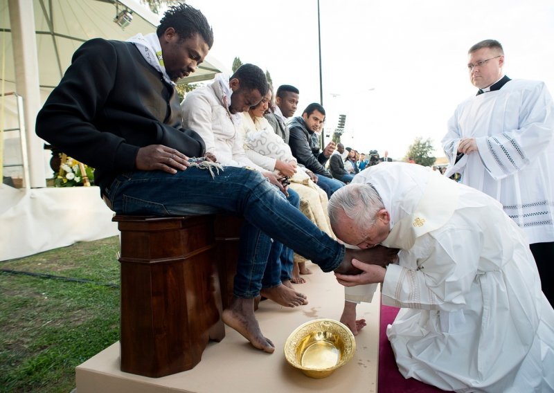 Papa danas pere noge zatvorenicima