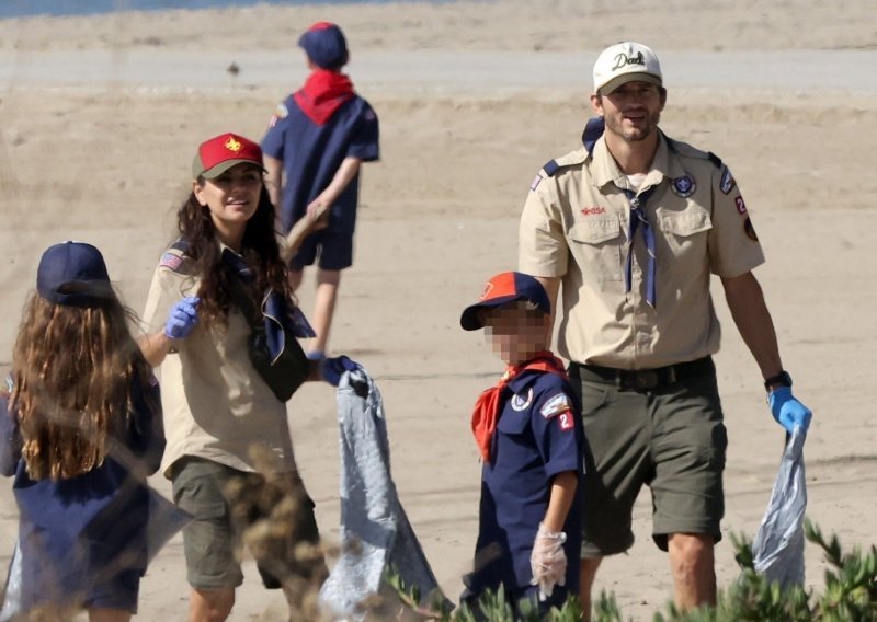 Nesvakidašnje uloge: Ashton Kutcher i Mila Kunis crveni tepih zamijenili - čišćenjem