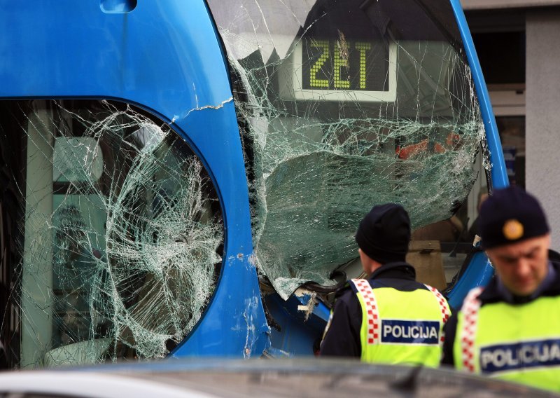 U Zagrebu se sudarili tramvaj i autobus, ozlijeđeni vozači