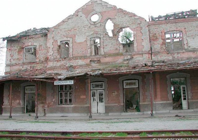 Vukovarski željeznički kolodvor i dalje ruševina
