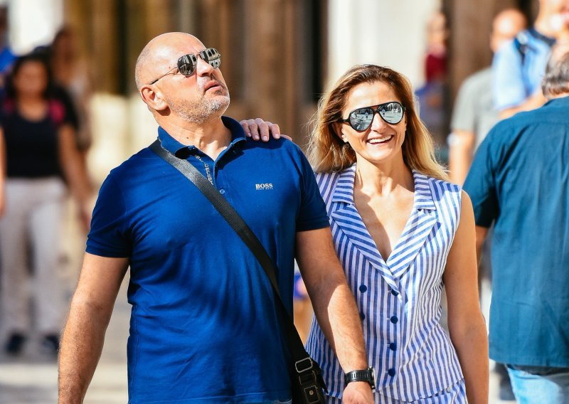 Ljeto još uvijek ne odustaje: Dubrovčani uživali u šetnji na sunčanom Stradunu