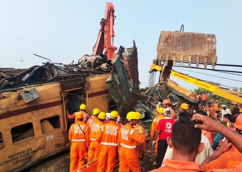 Vlak iskočio iz tračnica u Indiji; najmanje 13 mrtvih i 50 ozlijeđenih