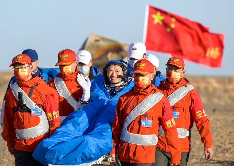 Kineski astronauti vratili se na Zemlju nakon pet mjeseci u svemiru