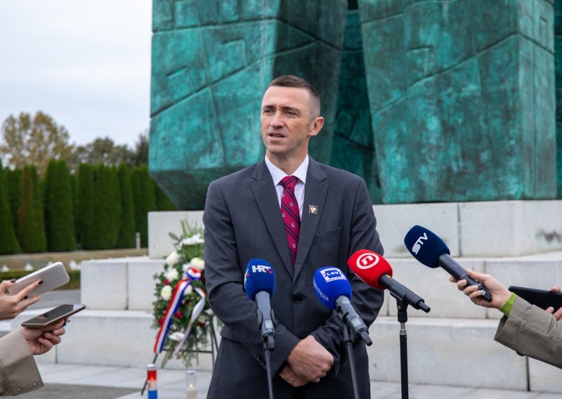 Penava: Vukovarcima je ukradena Kolona sjećanja