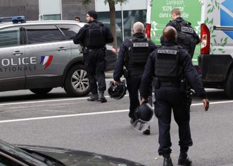 Policija u Parizu pucala na ženu koja je prijetila putnicima u prigradskom vlaku