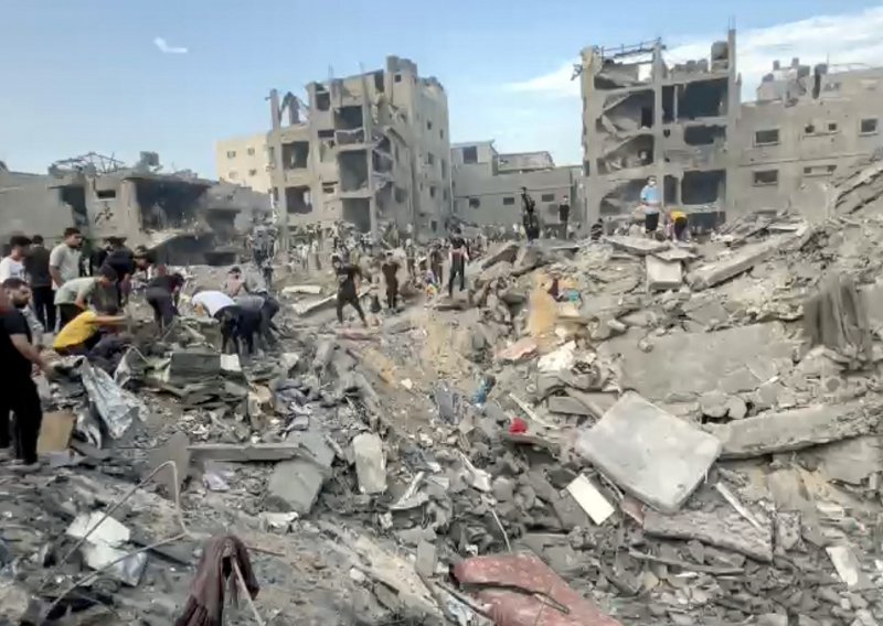 Deseci poginulih u eksploziji u izbjegličkom kampu u Gazi. Šef FBI-a: 'To nismo vidjeli godinama!'