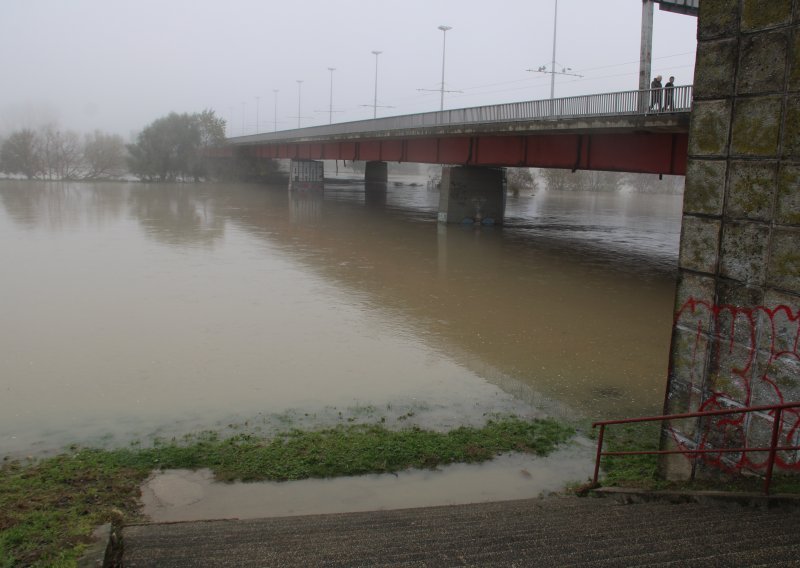 Posljedice obilnih kiša: Sava se u Zagrebu izlila iz korita