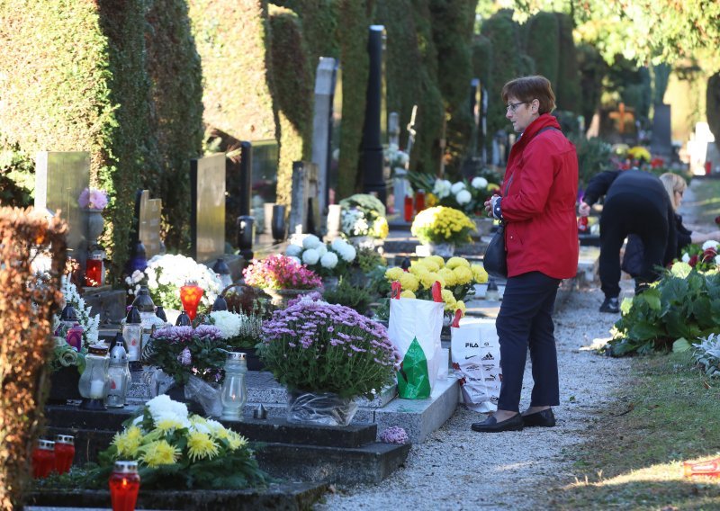 Blagdan Svih svetih okupio velik broj građana na varaždinskom groblju