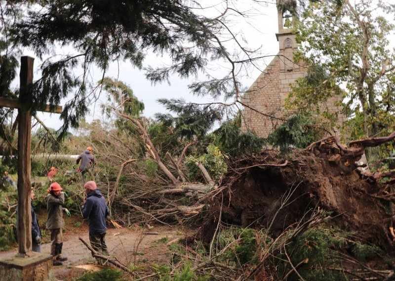 Oluja Ciaran poharala zapad Europe, sedmero ljudi poginulo
