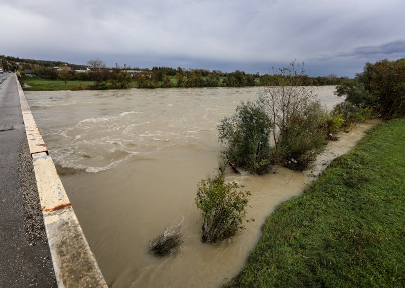 Nabujala Sava kod Podsusedskog mosta nosi naplavine