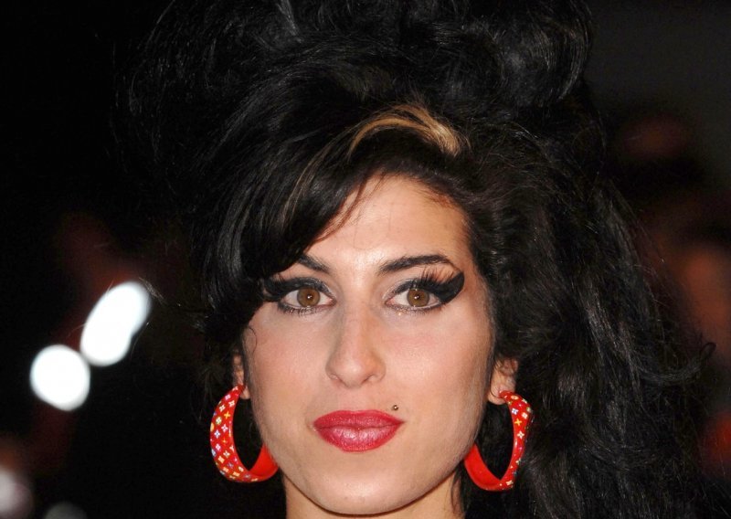 Otac Amy Winehouse tužio prijateljice pokojne kćeri jer su prodale njezine stvari i zadržale novac