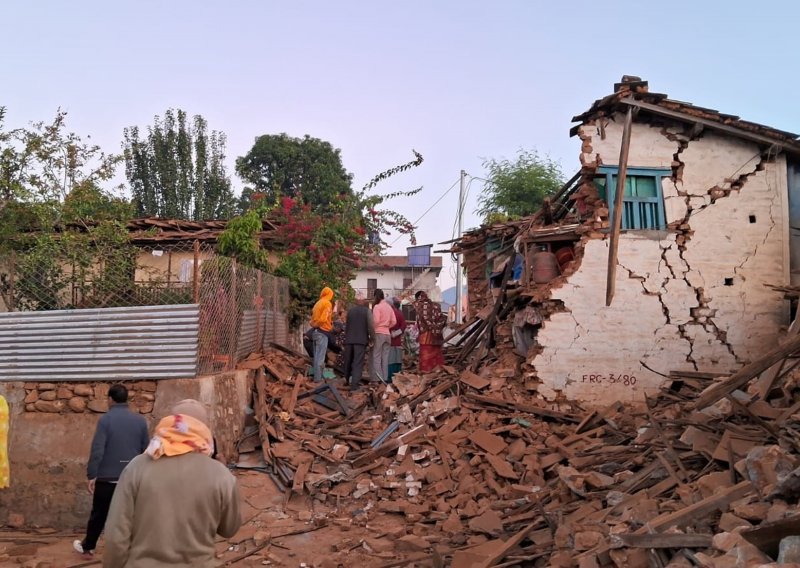 U razornom potresu u Nepalu poginulo najmanje 128 ljudi