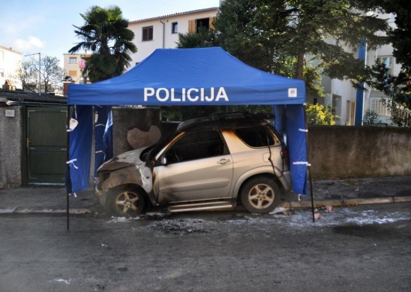 U Puli izgorjela dva automobila