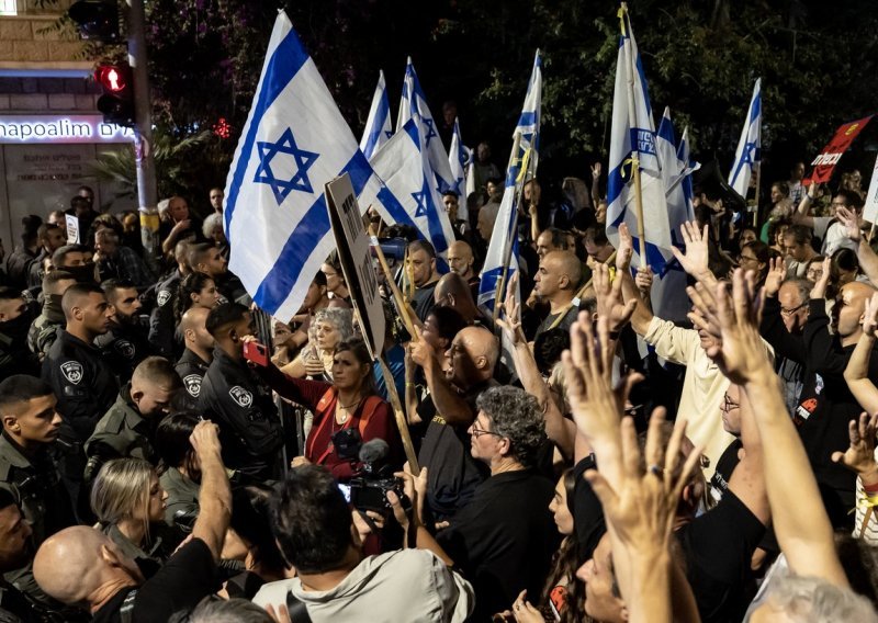 Policija jedva obuzdala prosvjednike pred Netanyahuovom kućom: 'Zatvor odmah!'