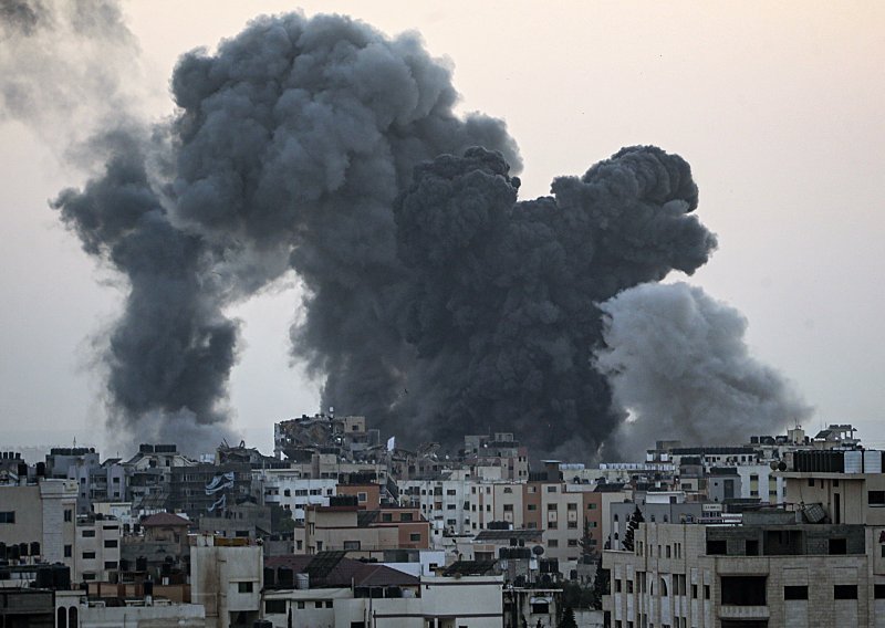 Izraelska vojska intenzivira zračne udare, Gaza prepolovljena