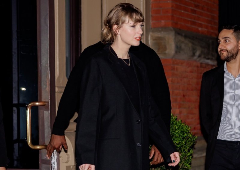 Svi su je gledali: Taylor Swift u trendi visokim čizmama i minici privlačila poglede