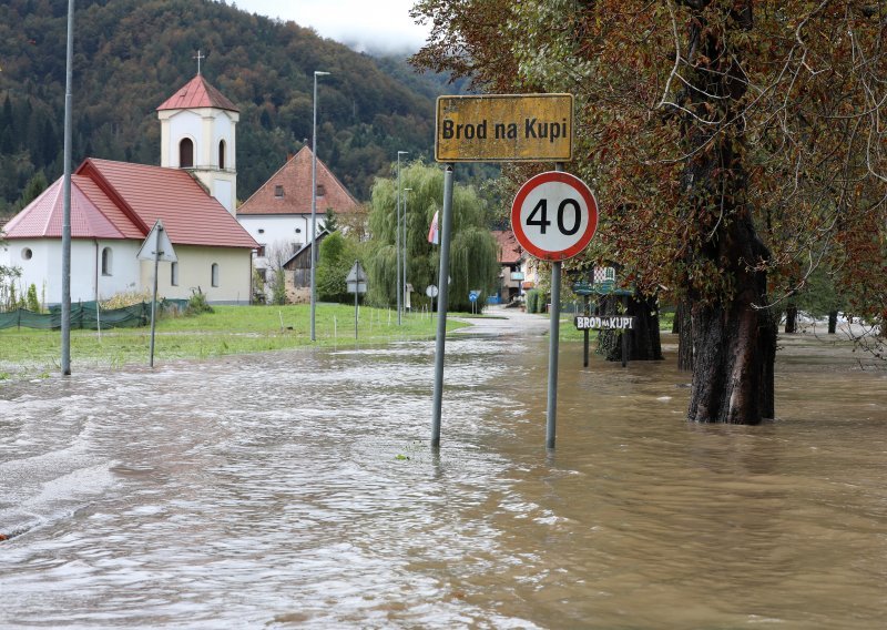 Kupa se izlila u Brodu na Kupi, privremeno ograničen promet