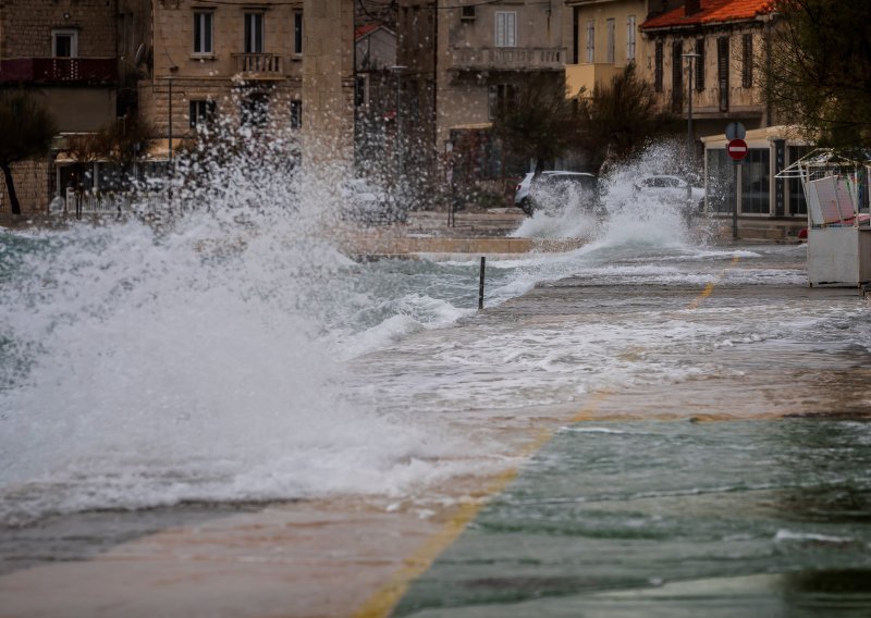Poplavljene obale u dalmatinskim gradovima, oštećen opatijski Lugomare