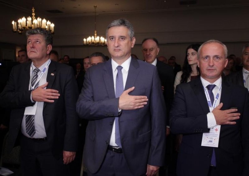 Karamarko: Pomagat ćemo zdravstvenim poduzetnicima