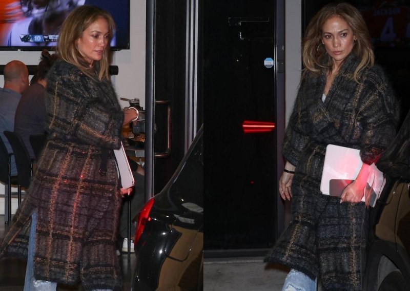 Jennifer Lopez spojila odličan kaput, hit traperice i zanimljive čizme