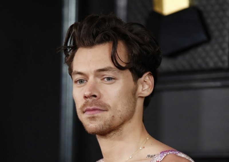 Harry Styles ošišao svoje loknice i postao pravi 'zločesti dečko'
