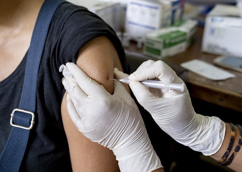 Još 15 ljudi optuženo zbog lažnih potvrda o cijepljenju protiv covida