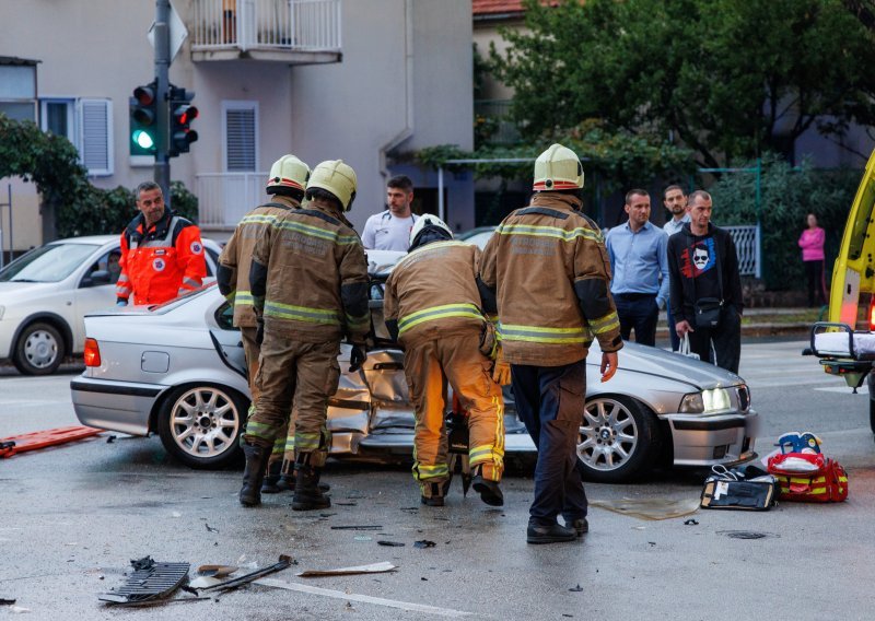 Krš i lom u Splitu: BMW smrskan, intervenirali vatrogasci
