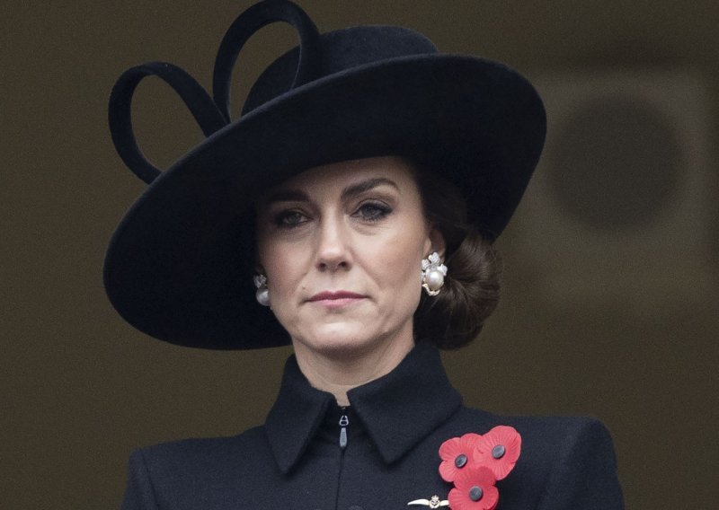 Znate li zašto Kate Middleton na Dan sjećanja nosi čak tri maka na reveru?