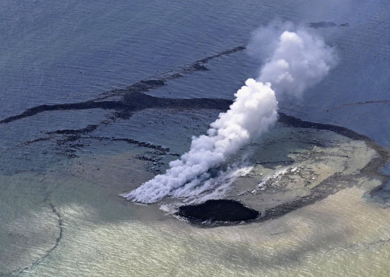Japan podmorskom erupcijom dobio novi otok