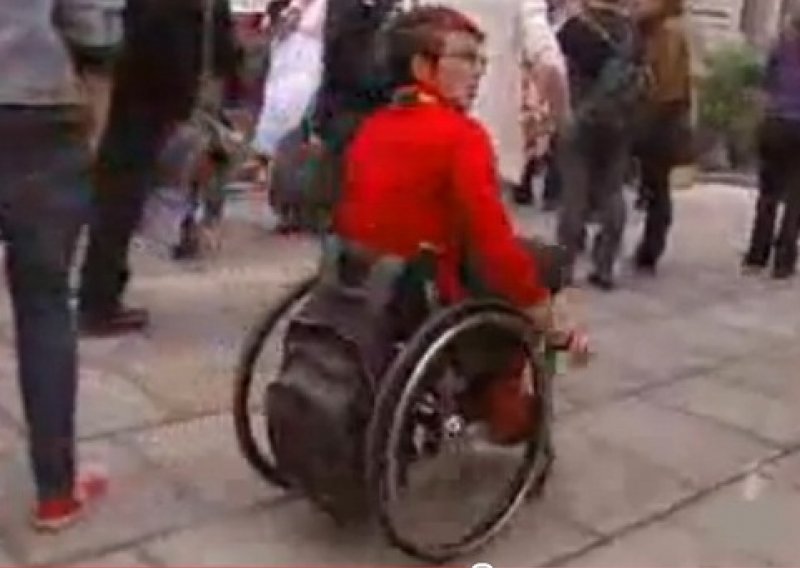Kršćanin izbacio lezbijku iz invalidskih kolica