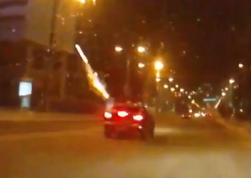 Ispucavanje pirotehnike iz automobila je jako loša ideja