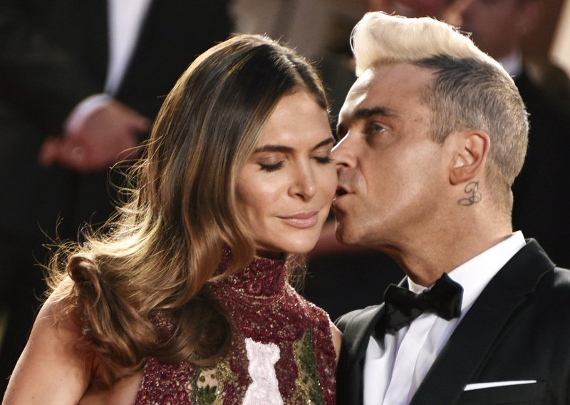 Dok ona i Robbie Williams putuju u prvoj klasi, njihova djeca lete ekonomskom