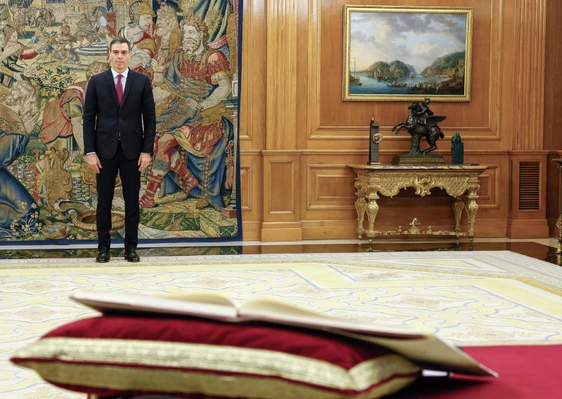 Španjolski premijer Sanchez položio prisegu bez vjerskih simbola