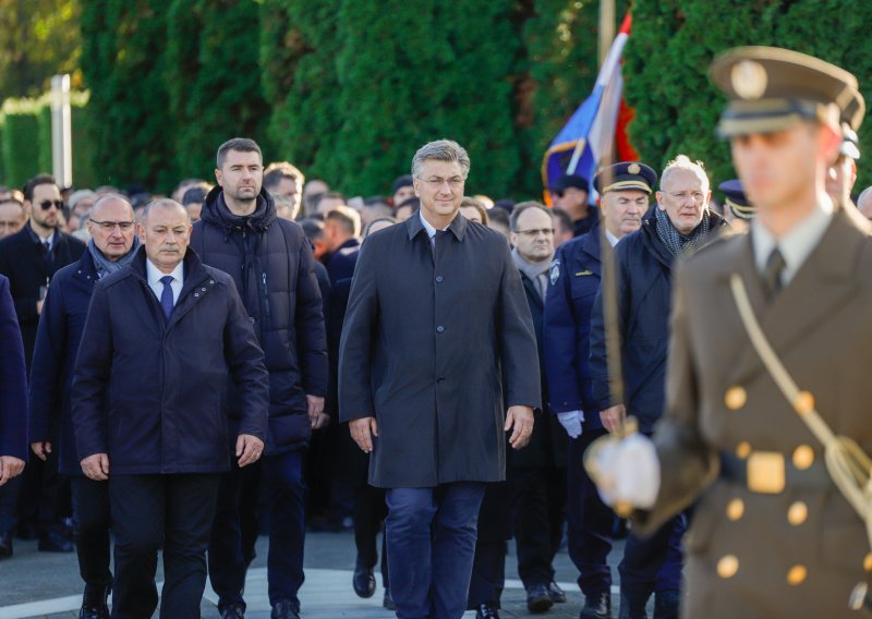 Na misi u Vukovaru izviždani Plenković i Jandroković, Penava dobio pljesak