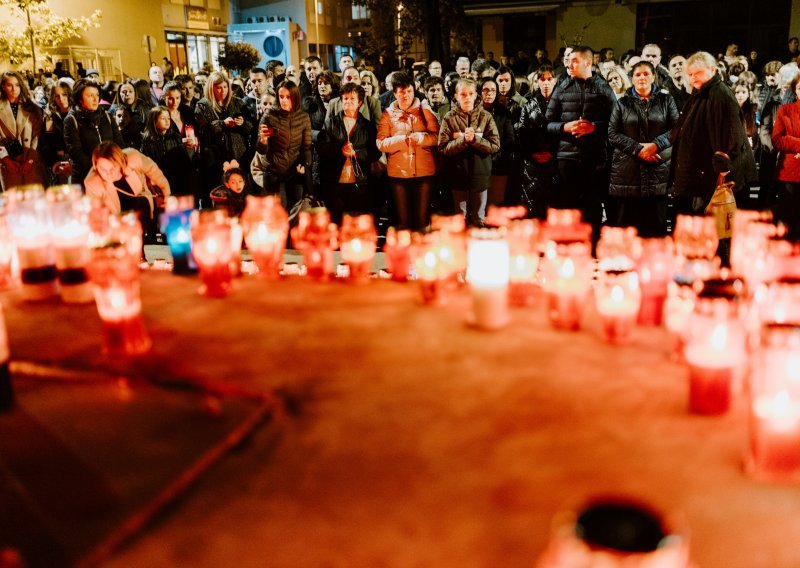 Mostarci palili svijeće, a navijači baklje u znak solidarnosti s Vukovarom