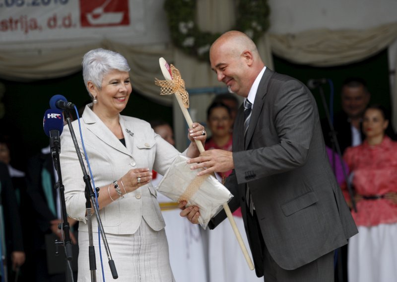 Kosor za neposlušne ima pripremljenu poveliku metlu