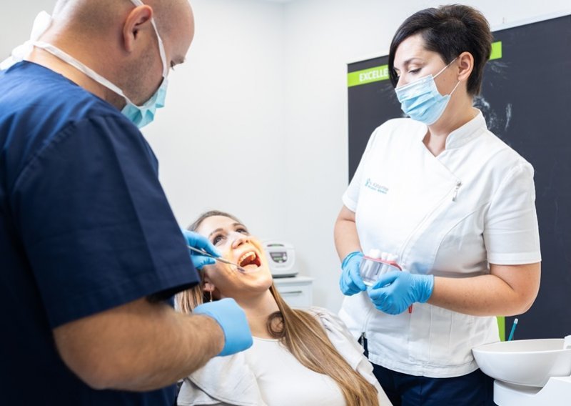 Koraci prema trajnom osmijehu: razgovor sa stručnjakom za zubne implantate