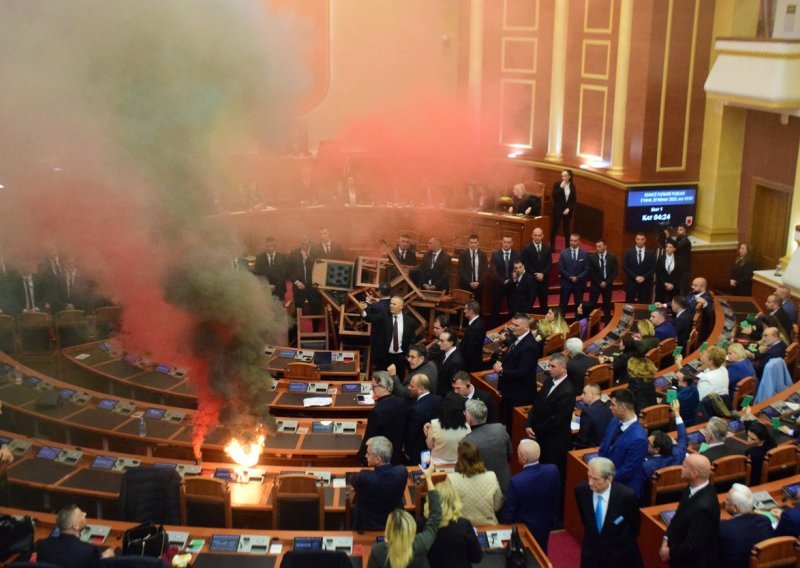 Albanska oporba prosvjedovala protiv proračuna dimnim bombama u parlamentu