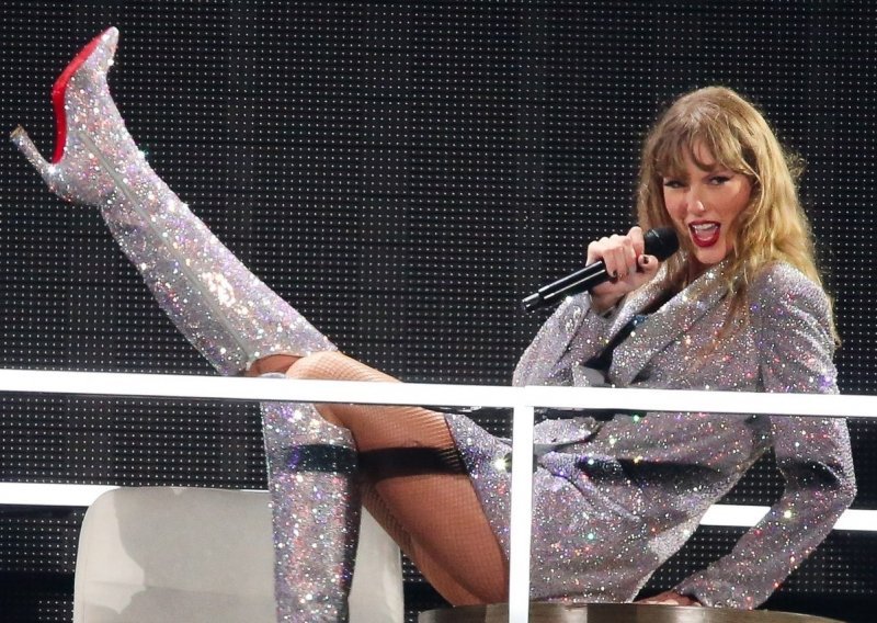 Ni slomljena peta na omiljenim čizmicama nije spriječila Taylor Swift da nastavi koncert