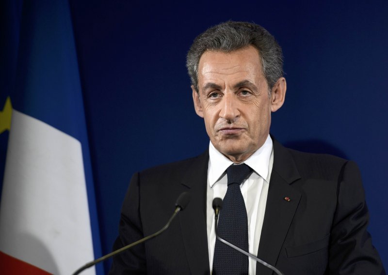 Poraženi Sarkozy povlači se iz politike