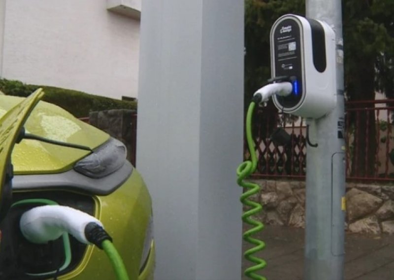 Samobor postavio punjače za električna vozila na stupove javne rasvjete