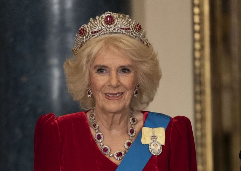 Kraljica Camilla ponovno ukrašena tijarom pokojne kraljice