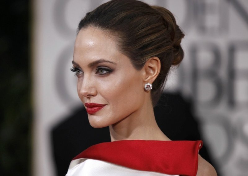 Angelina Jolie pokušava pomoći Johnnyju Deppu