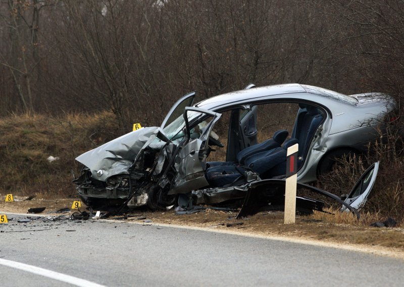 BMW se survao niz padinu, petero ozlijeđenih