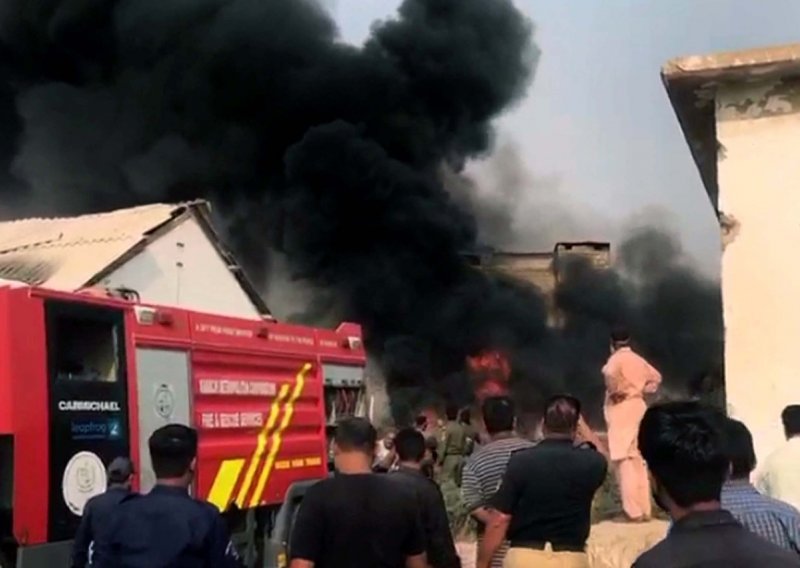 Najmanje devet mrtvih u požaru u trgovačkom centru u Karačiju