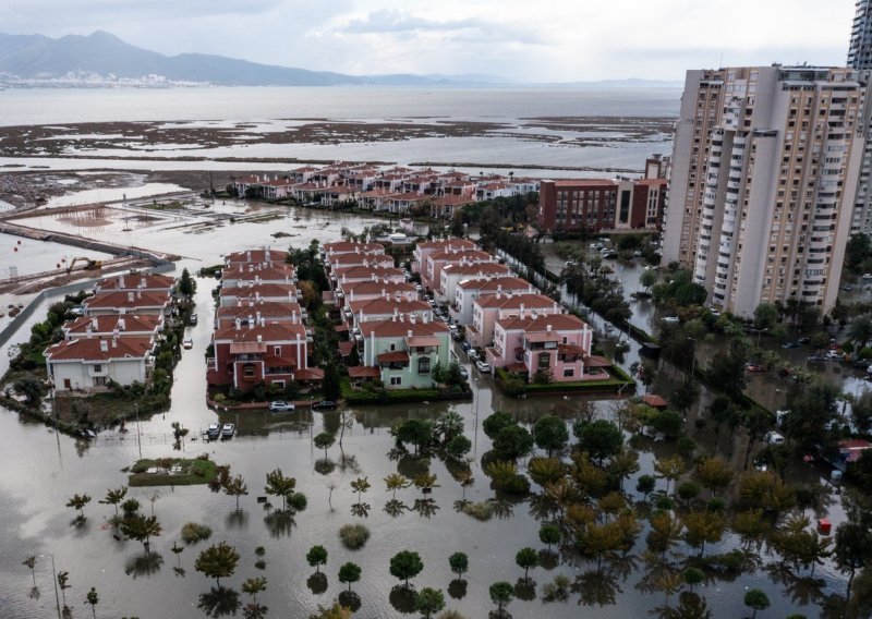 More poplavilo Izmir, u Istanbulu vjetar dizao krovove s kuća