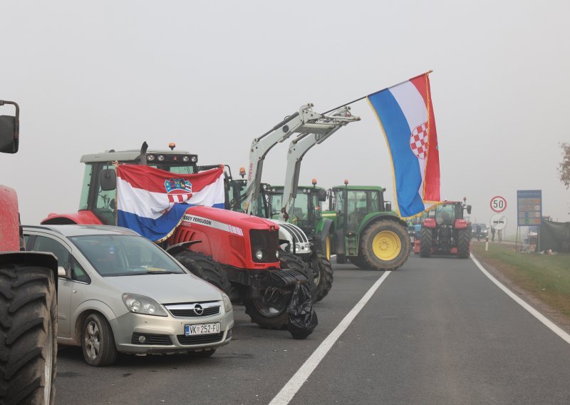 Val prosvjeda svinjogojaca se širi: Blokirana cesta Đakovo - Našice